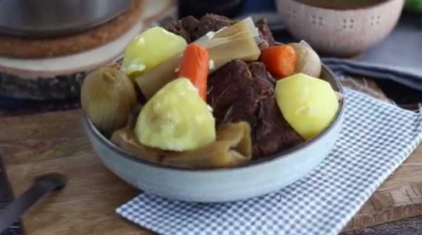 Тушёная говядина с овощами, ооочень вкусное мясо с луком и морковью
Тушёная говядина с овощами, ооочень вкусное мясо с луком и морковью