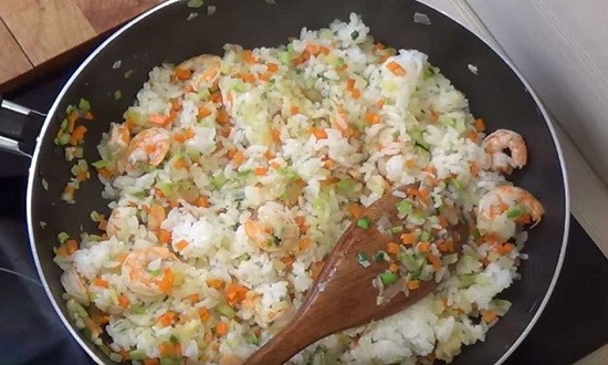 Как приготовить жареный рис с овощами и яйцом на сковороде вкусно по простым рецептам
Как приготовить жареный рис с овощами и яйцом на сковороде вкусно по простым рецептам