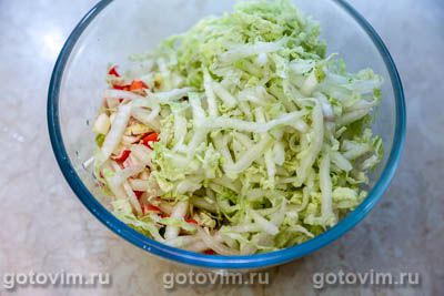 Салат из пекинской капусты с крабовыми палочками и кукурузой