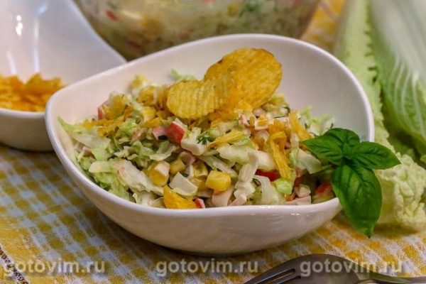 Салат из пекинской капусты с крабовыми палочками и кукурузой