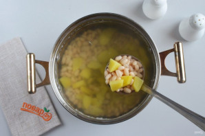 Суп с фасолью и огурцами Суп с фасолью и огурцами