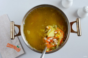 Суп с фасолью и огурцами Суп с фасолью и огурцами