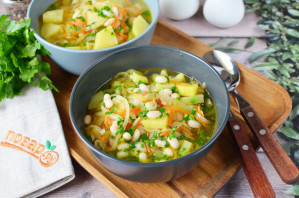 Суп с фасолью и огурцами Суп с фасолью и огурцами