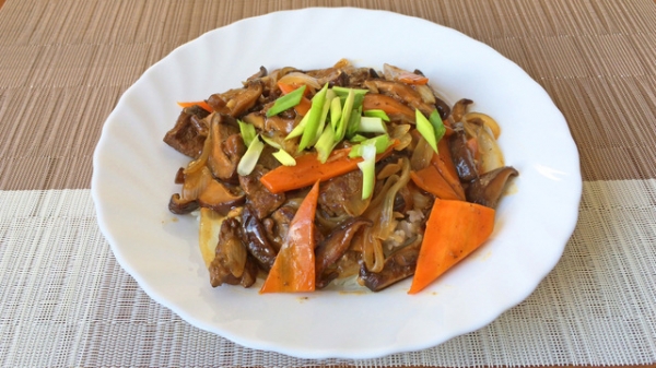 Говядина с шиитаке и овощами | корейская кухня Говядина с шиитаке и овощами | корейская кухня