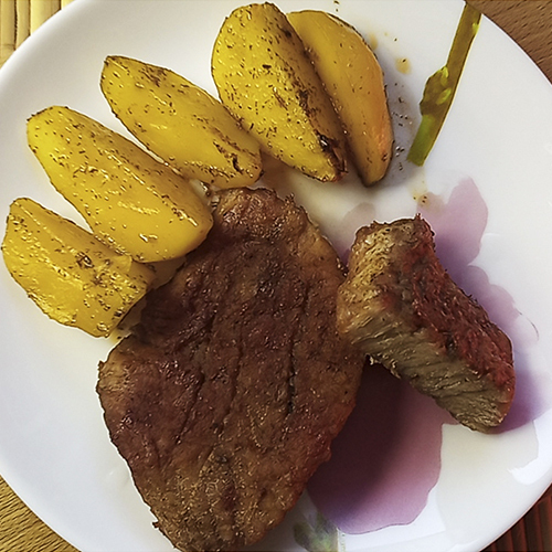 Запеченное мясо свинины в духовке, с картофелем по-деревенски