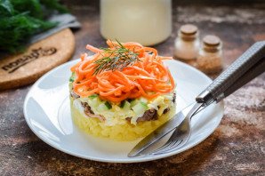 Слоеный салат с тунцом и картофелем Слоеный салат с тунцом и картофелем