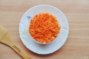 Салат с корейской морковью, курицей и ананасами Салат с корейской морковью, курицей и ананасами