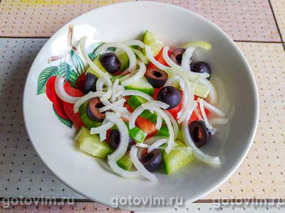Салат с креветками, огурцом, помидорами и ржаными сухариками Салат с креветками, огурцом, помидорами и ржаными сухариками