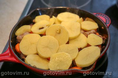 Дублинский коддл или овощное рагу с беконом и свиными колбасками (Dublin coddle) Дублинский коддл или овощное рагу с беконом и свиными колбасками (Dublin coddle)