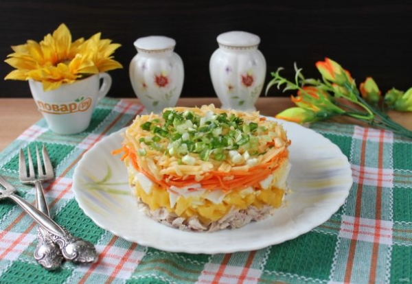 Салат с корейской морковью, курицей и ананасами Салат с корейской морковью, курицей и ананасами