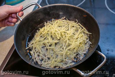 Салат «Муравейник» из картофельной соломки со шпротами Салат «Муравейник» из картофельной соломки со шпротами