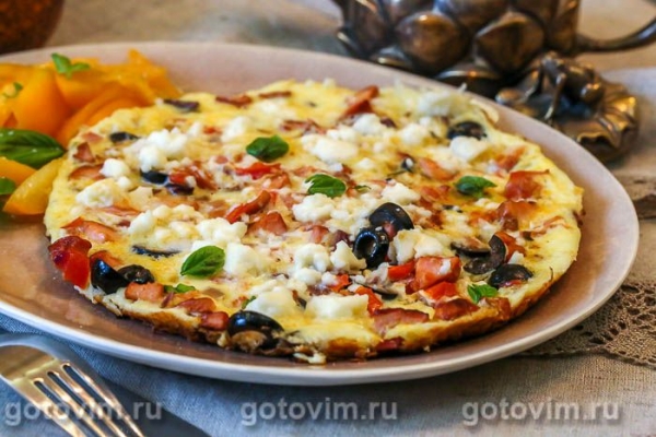 Греческий омлет с помидорами, маслинами и брынзой