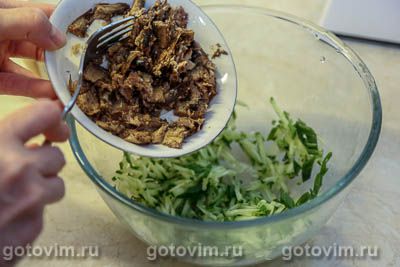 Салат «Муравейник» из картофельной соломки со шпротами Салат «Муравейник» из картофельной соломки со шпротами