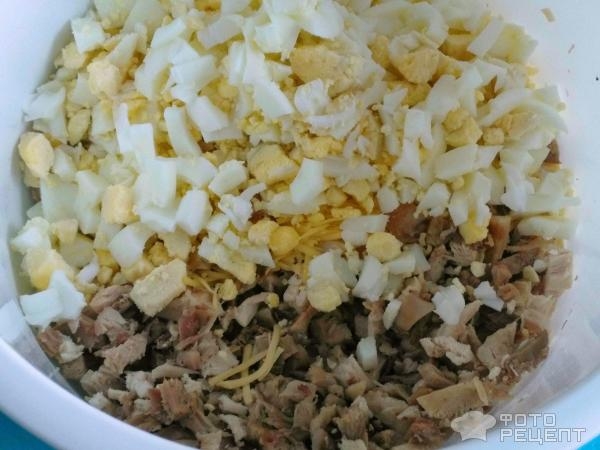 Рецепт: Салат с курицей - с сыром и сухариками Рецепт: Салат с курицей - с сыром и сухариками