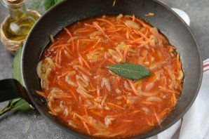 Жареные рапаны с луком и морковью в томатном соусе Жареные рапаны с луком и морковью в томатном соусе