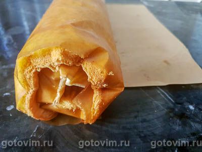 Бисквитный рулет с клубничным кремом из творожного сыра и варенья Бисквитный рулет с клубничным кремом из творожного сыра и варенья