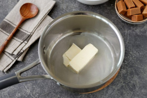 Колбаска из ирисок и кукурузных палочек