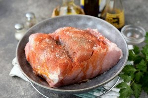Буженина с морковью и чесноком Буженина с морковью и чесноком