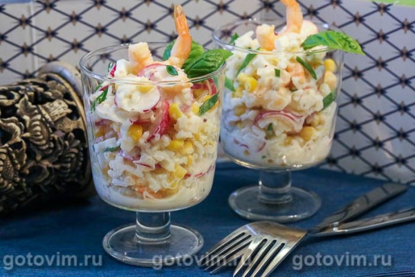 Рисовый салат с креветками, кукурузой и редисом Рисовый салат с креветками, кукурузой и редисом