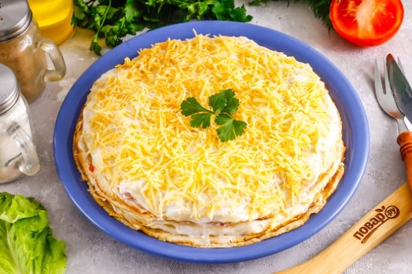 Блинный торт с ветчиной и сыром