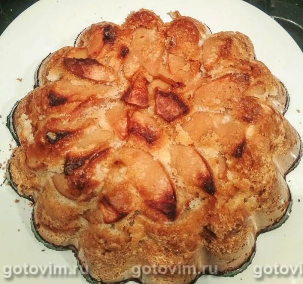 Шарлотка с айвой