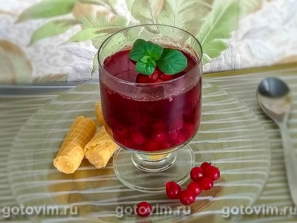 Десерт из красной смородины в желе из вина