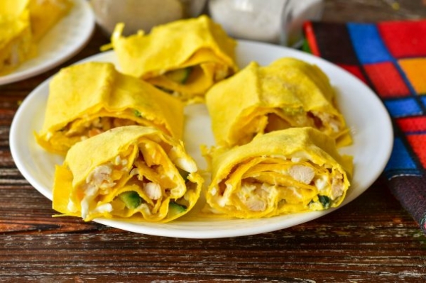 Рулет из лаваша с курицей и огурцами