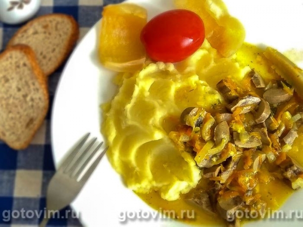 Почки свиные, тушенные с солеными огурцами Почки свиные, тушенные с солеными огурцами