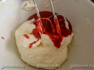Бисквитный рулет с клубничным кремом из творожного сыра и варенья Бисквитный рулет с клубничным кремом из творожного сыра и варенья