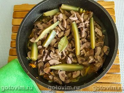 Почки свиные, тушенные с солеными огурцами Почки свиные, тушенные с солеными огурцами