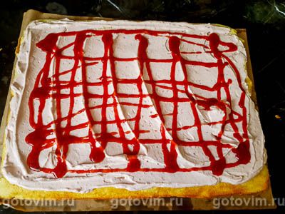 Бисквитный рулет с клубничным кремом из творожного сыра и варенья Бисквитный рулет с клубничным кремом из творожного сыра и варенья