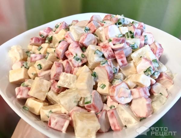 Рецепт: Салат "Крабовые палочки с ананасами" - с сыром Рецепт: Салат "Крабовые палочки с ананасами" - с сыром