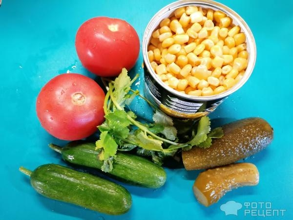 Рецепт: Салат с кукурузой - Со свежими овощами и маринованными огурцами Рецепт: Салат с кукурузой - Со свежими овощами и маринованными огурцами