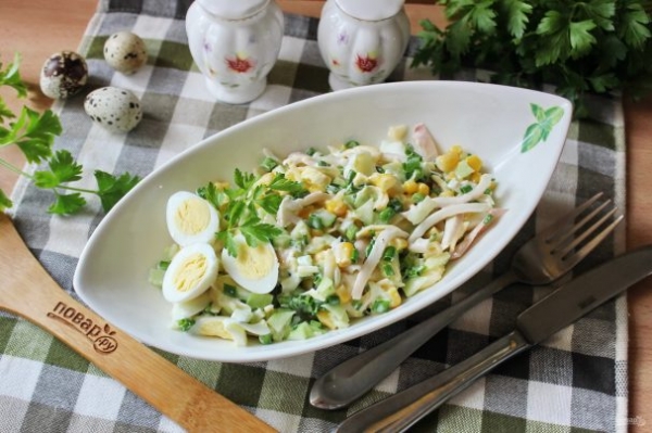 Салат с кальмарами и перепелиными яйцами