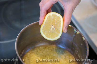 Куриные бедра, запеченные в соусе из сливочного масла с чесноком и лимоном