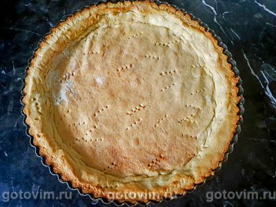 Песочный пирог с заварным кремом и консервированными абрикосами