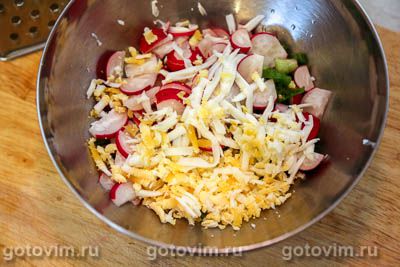 Салат из редиски с сыром, яйцом и зеленым горошком