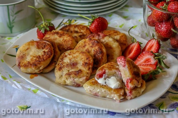 Сырники с клубникой и бананом