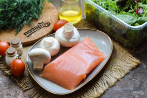Салат с красной рыбой и шампиньонами