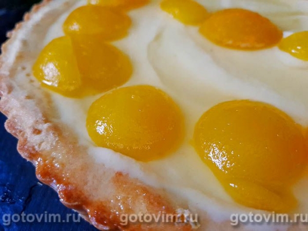 Песочный пирог с заварным кремом и консервированными абрикосами