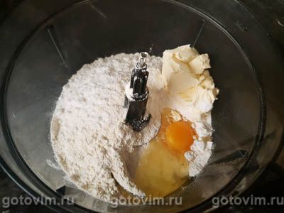 Песочный пирог с заварным кремом и консервированными абрикосами