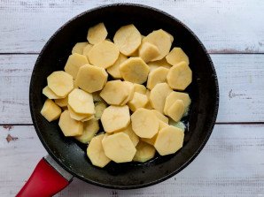 Жареная картошка кольцами в сковороде Жареная картошка кольцами в сковороде