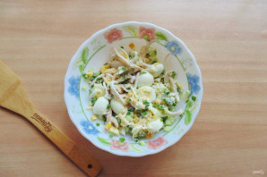 Салат с кальмарами и перепелиными яйцами