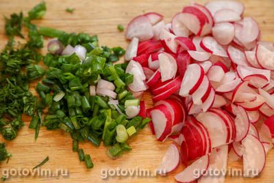 Салат из редиски с сыром, яйцом и зеленым горошком