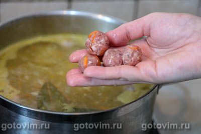 Суп с фрикадельками и зеленым горошком