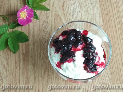 Творожный десерт с жимолостью и кокосовой стружкой