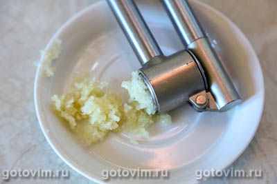 Куриные бедра, запеченные в соусе из сливочного масла с чесноком и лимоном