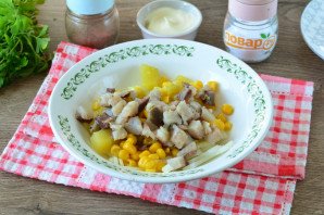 Салат из сельди с кукурузой Салат из сельди с кукурузой