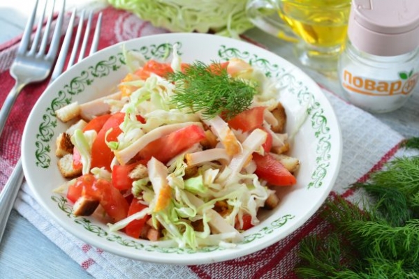 Салат с капустой, ветчиной и сухариками