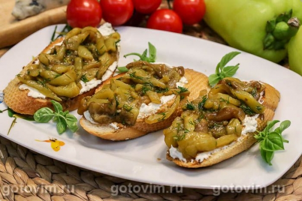 Брускетта с запеченным перцем и творожным сыром